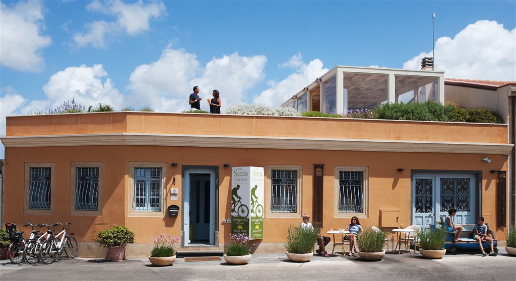 Pohled na hotel, Cabras, Sardinie