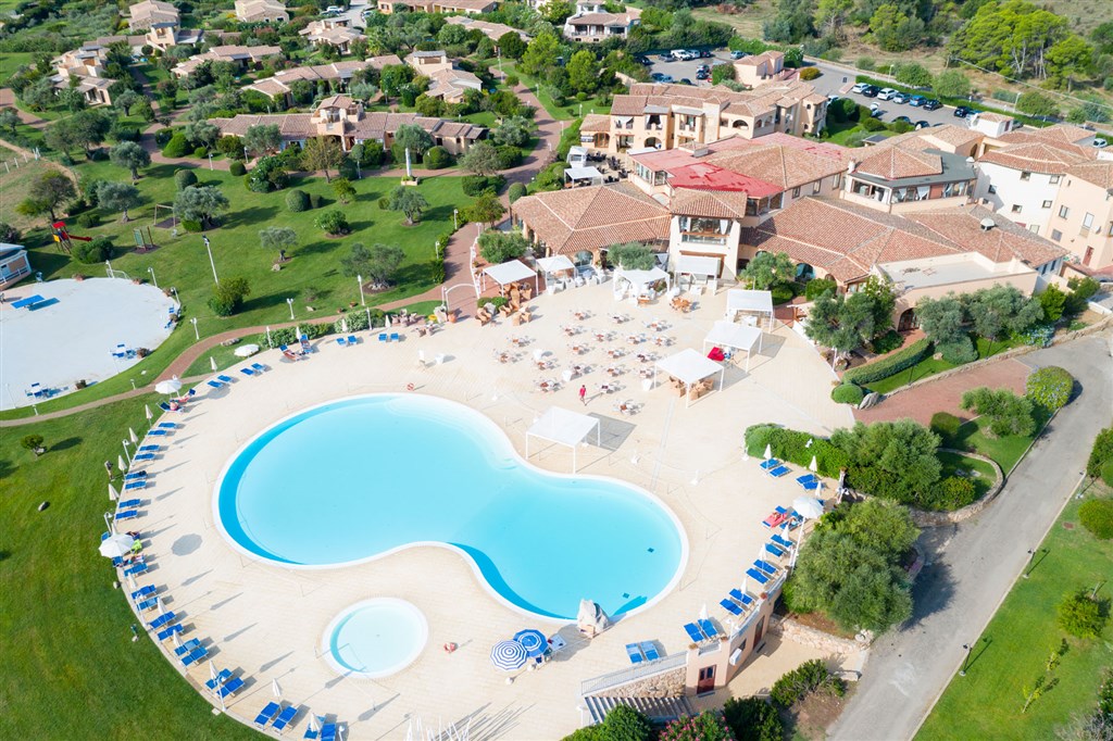 Letecký pohled na hotel, Porto Ottiolu, Sardinie