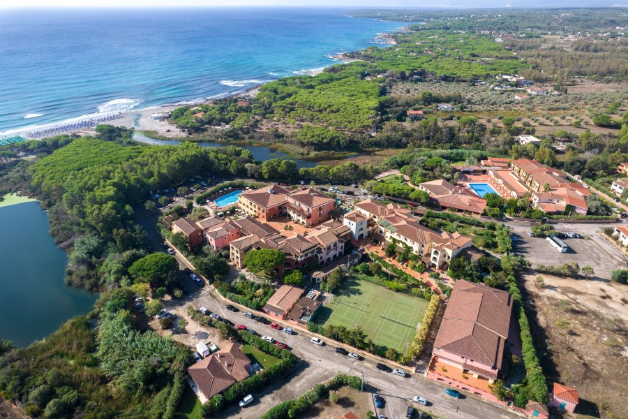 Letecký pohled na hotel, Cala Liberotto, Sardinie
