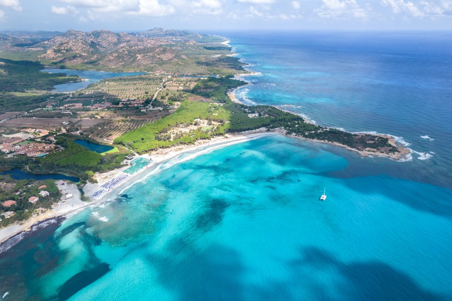 Letecký pohled na hotelovou pláž, Cala Liberotto, Sardinie