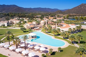 Letecký pohled na resort s bazénem, Castiadas, Sardinie