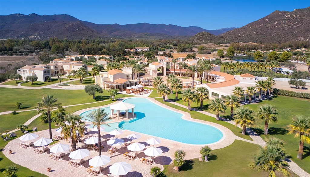 Letecký pohled na resort s bazénem, Castiadas, Sardinie