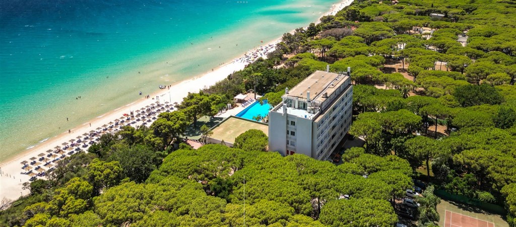 Pohled na hotel z výšky, Santa Margherita di Pula, Sardinie