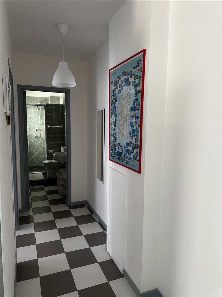 Chodba v apartmánu, Quartu Sant Elena, Sardinie