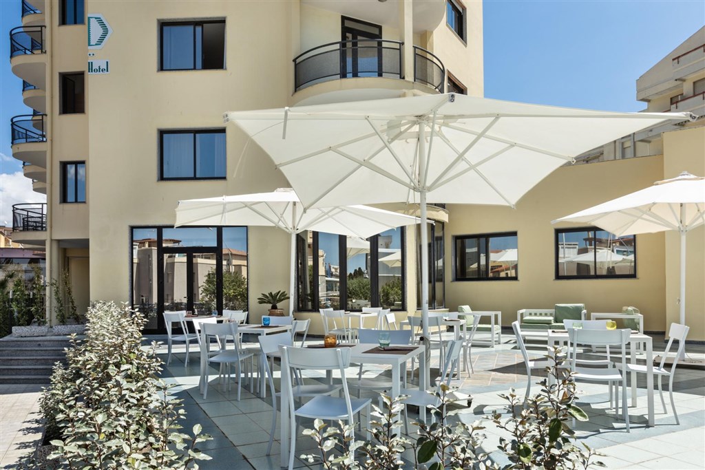Venkovní restaurace, Alghero, Sardinie