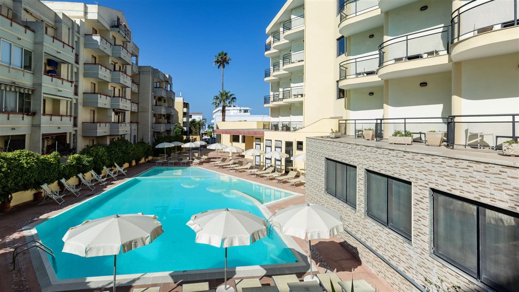Hotelový bazén, Alghero, Sardinie