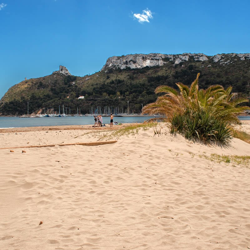 Pohled na pláž Poetto, Cagliari, Sardinie
