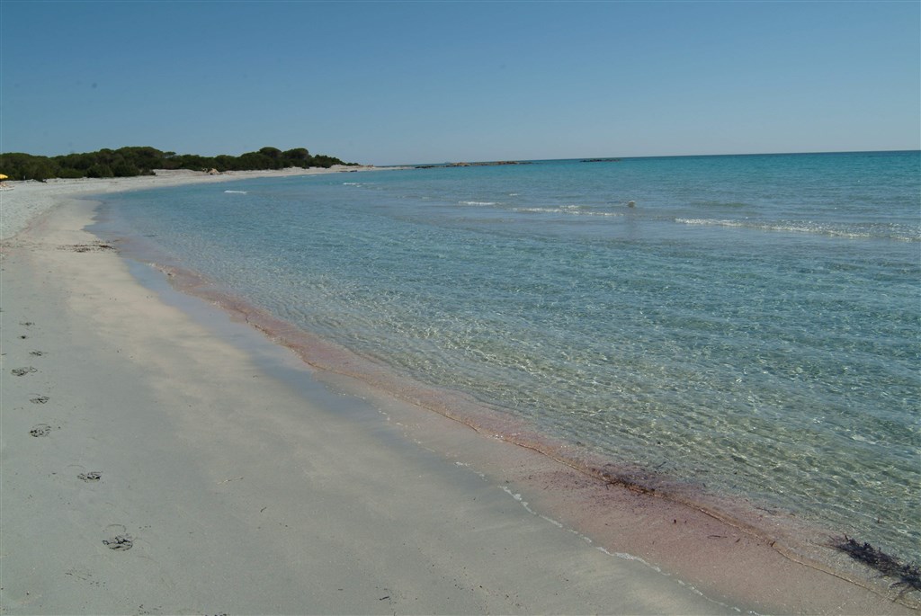 Pohled z pláže na moře, Orosei, Sardinia