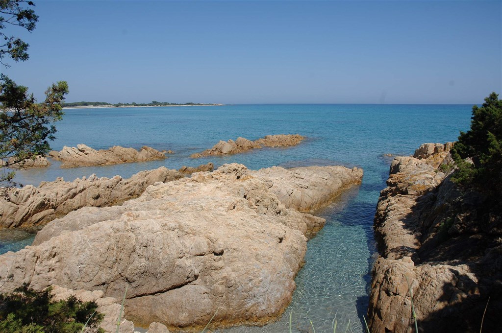 Pohled z pláže na moře, Orosei, Sardinia