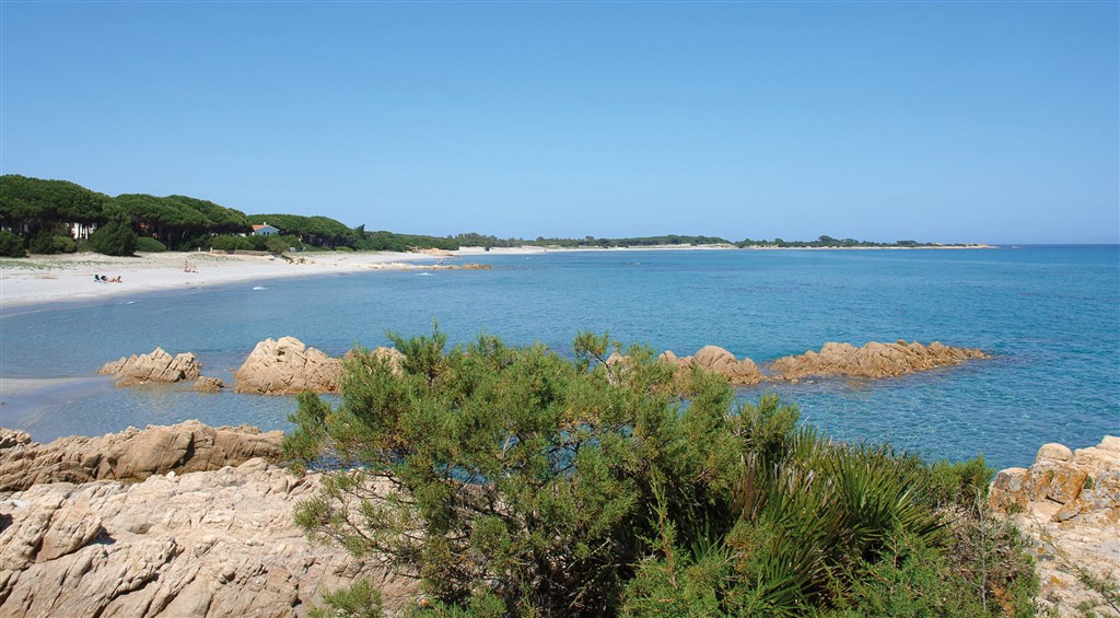 Pohled z pláže na moře, Orosei, Sardinia