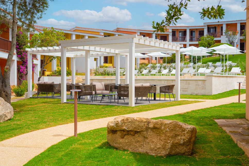 Residence Hotel Costa Serena - Posezení u bazénu, Palau, Sardinie