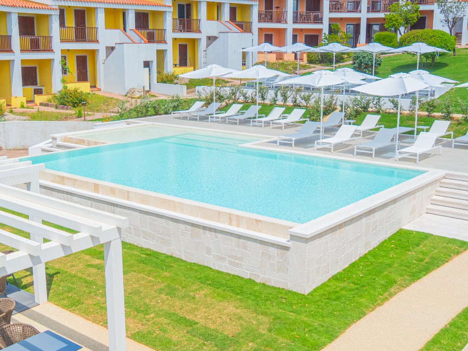 Bazén v resortu, Palau, Sardinie