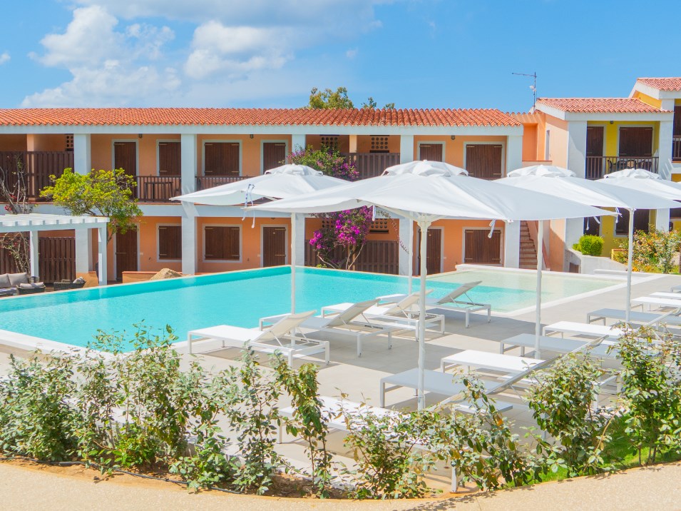 Residence Hotel Costa Serena - Budova s pokoji u bazénu, Palau, Sardinie