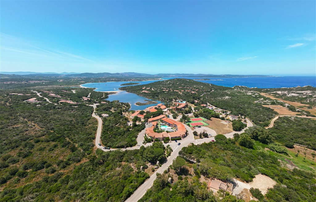Letecký pohled na resort, Palau, Sardinie