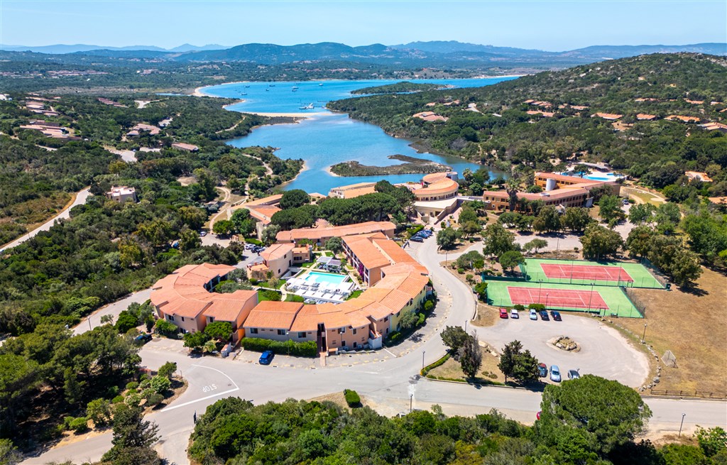 Letecký pohled na resort, Palau, Sardinie