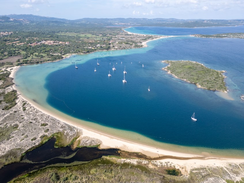 Residence Hotel Costa Serena - Letecký pohled na záliv s pláži Padula Piatta, Sardinie