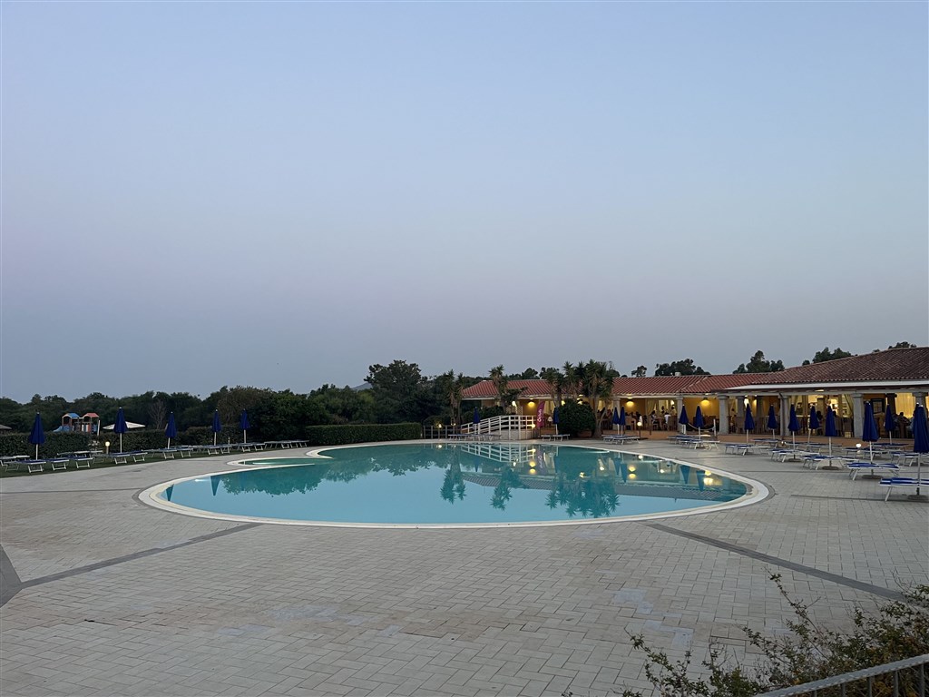 Bazén, Agrustos, Budoni