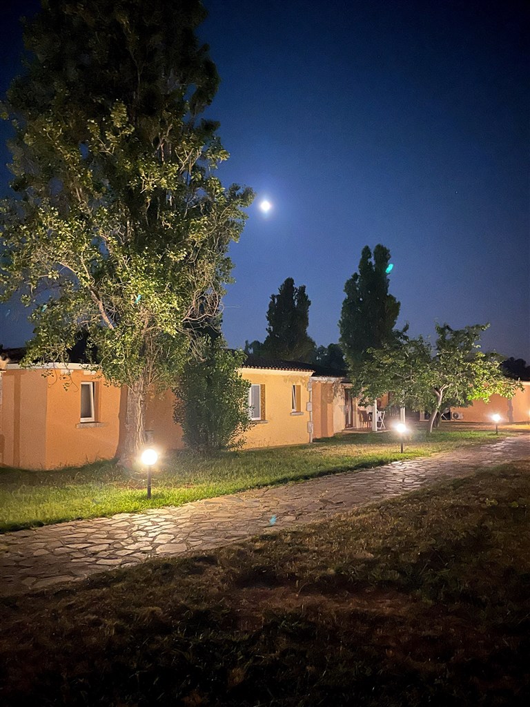 Večerní pohled na pokoje v zahradě, Agrustos, Budoni