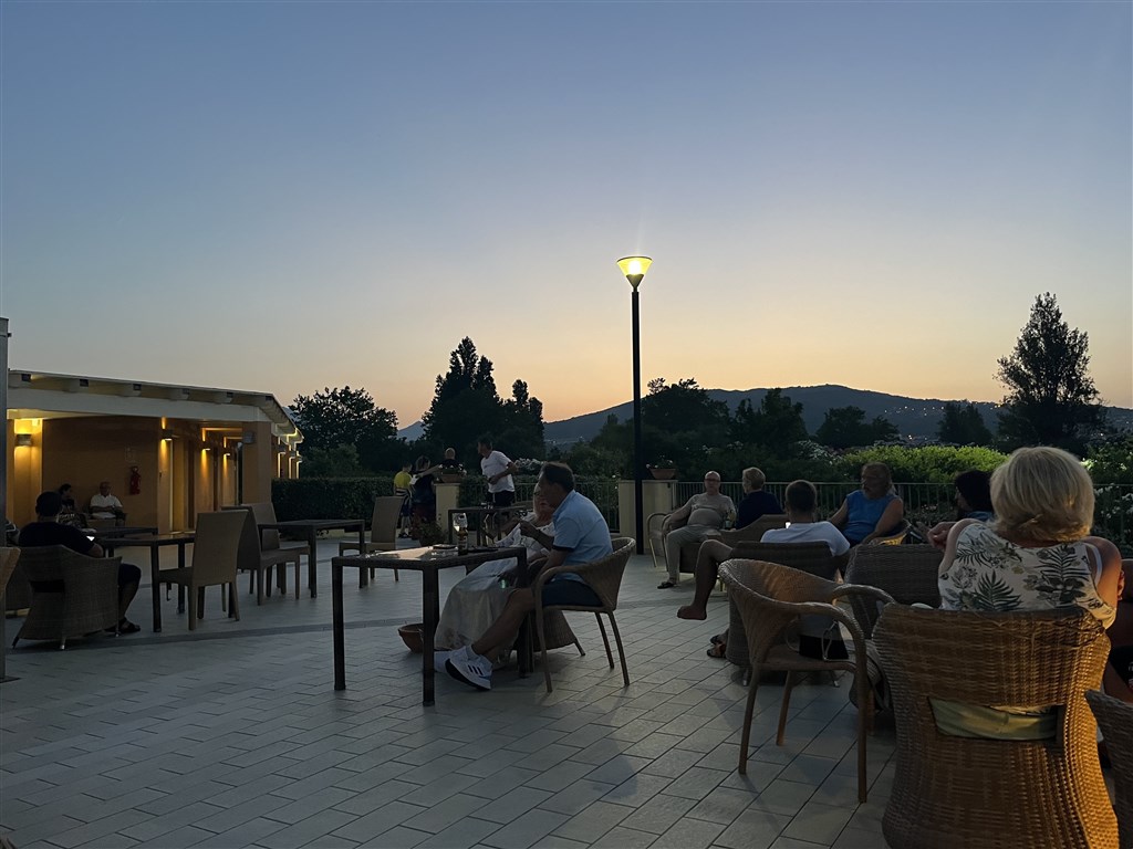 Večerní posezení na terase, Agrustos, Budoni