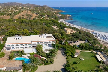 Pohled na hotel, Villasimius, Sardinie