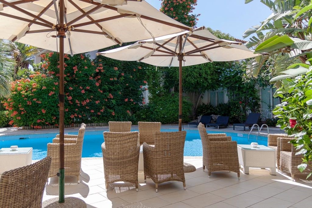 Hotelový bazén, Villasimius, Sardinie