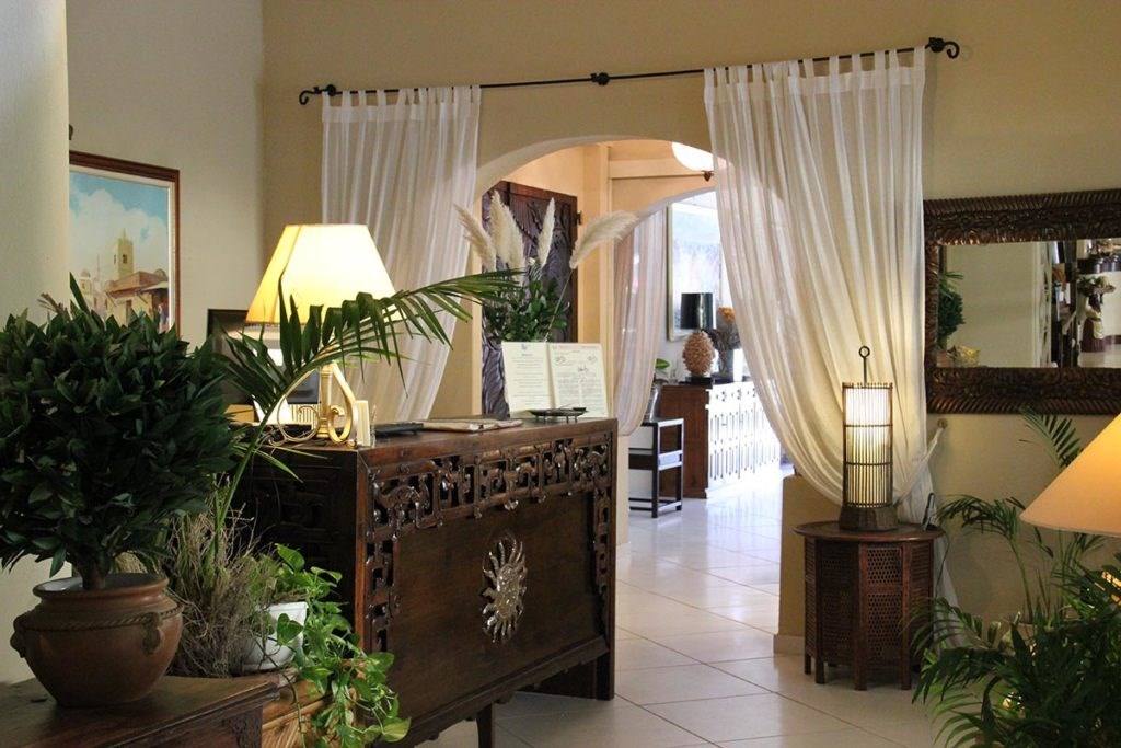 Hotelová recepce, Villasimius, Sardinie