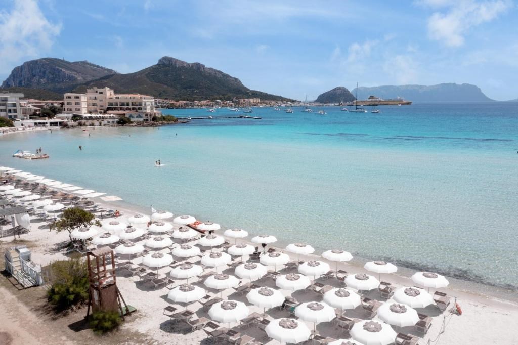 Pohled na pláž u hotelu, Golfo Aranci, Sardinie