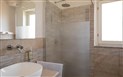 Hotel Castello - Koupelna pokoje Deluxe s výhledem na moře, Golfo Aranci, Sardinie