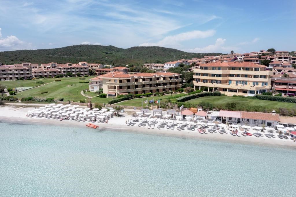 Letecký pohled na pláž, Golfo Aranci, Sardinie