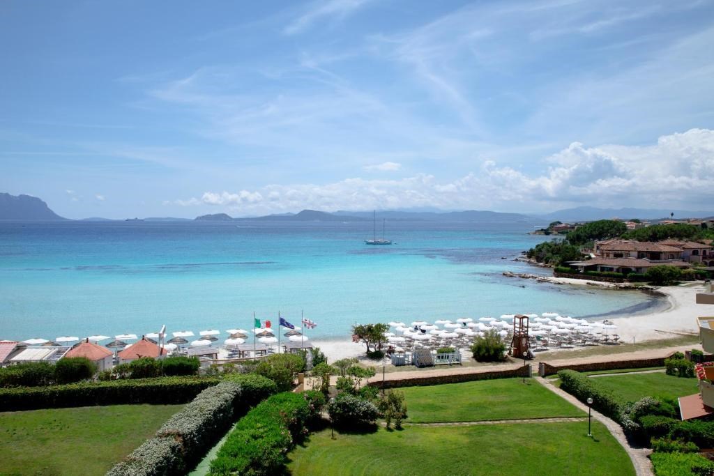Letecký pohled na pláž, Golfo Aranci, Sardinie