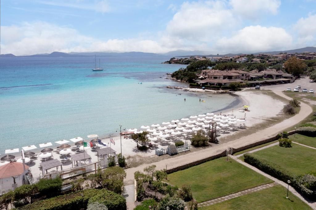 Letecký pohled na pláž, Golfo Aranci, Sardinie