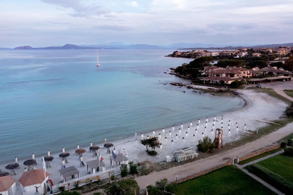 Letecký pohled na pláž, Golfo Aranci, Sardinie