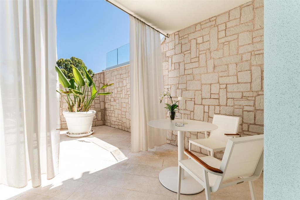 Venkovní posezení pokoje Deluxe, Santa Margherita di Pula, Sardinie