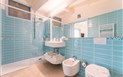 Oasi Blu Sardinia - Koupelna pokoje Deluxe s výhledem na bazén, Santa Margherita di Pula, Sardinie