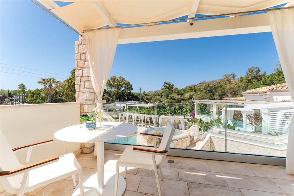 Posezení pokoje Deluxe s výhledem na bazén, Santa Margherita di Pula, Sardinie