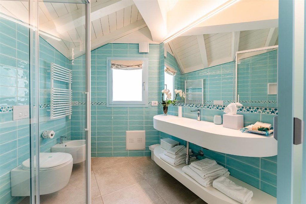 Koupelna pokoje Junior Suite, Santa Margherita di Pula, Sardinie
