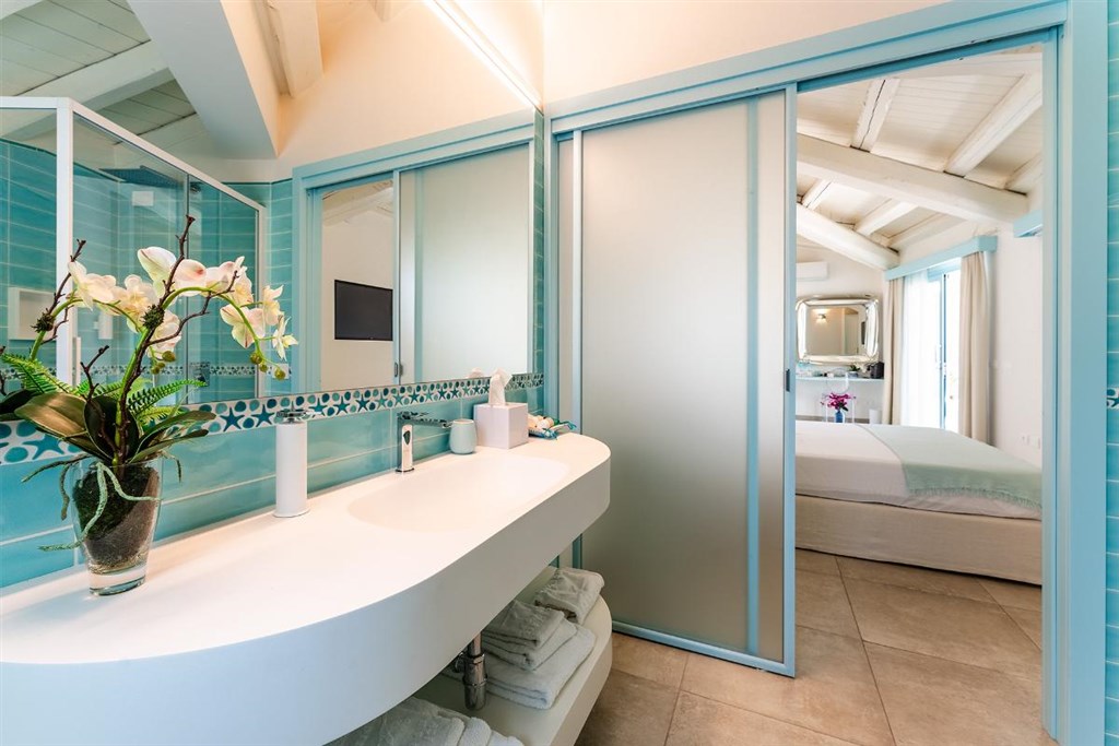Koupelna pokoje Junior Suite, Santa Margherita di Pula, Sardinie