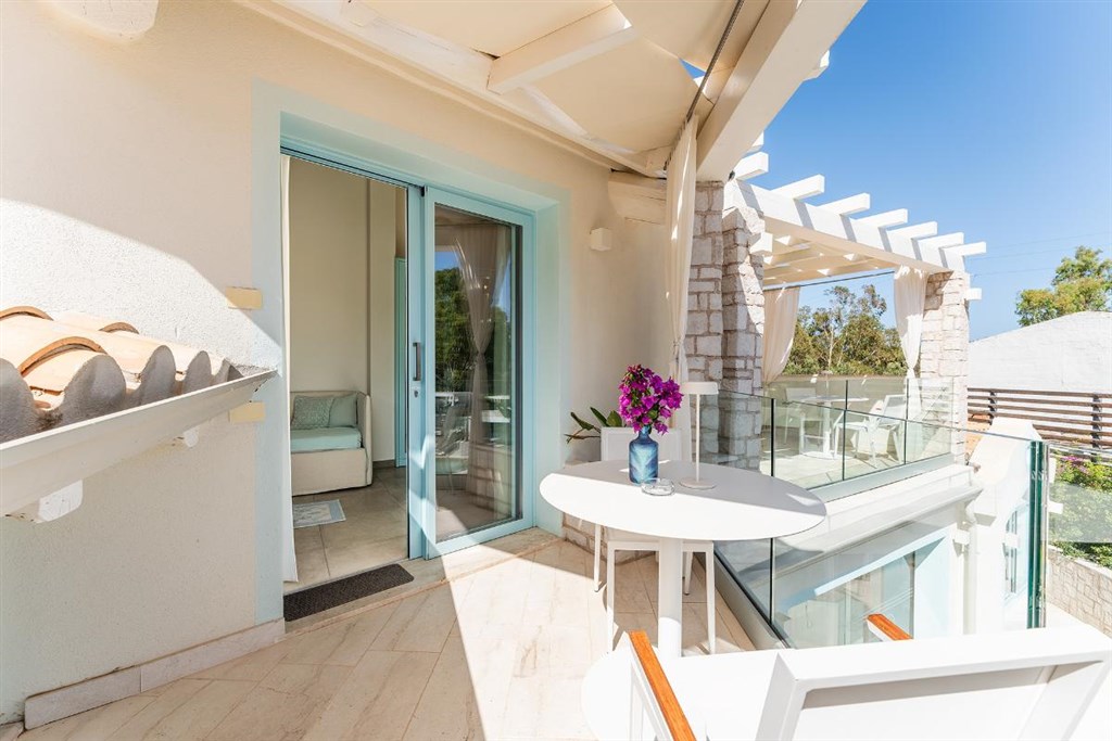 Venkovní posezení pokoje Junior Suite, Santa Margherita di Pula, Sardinie