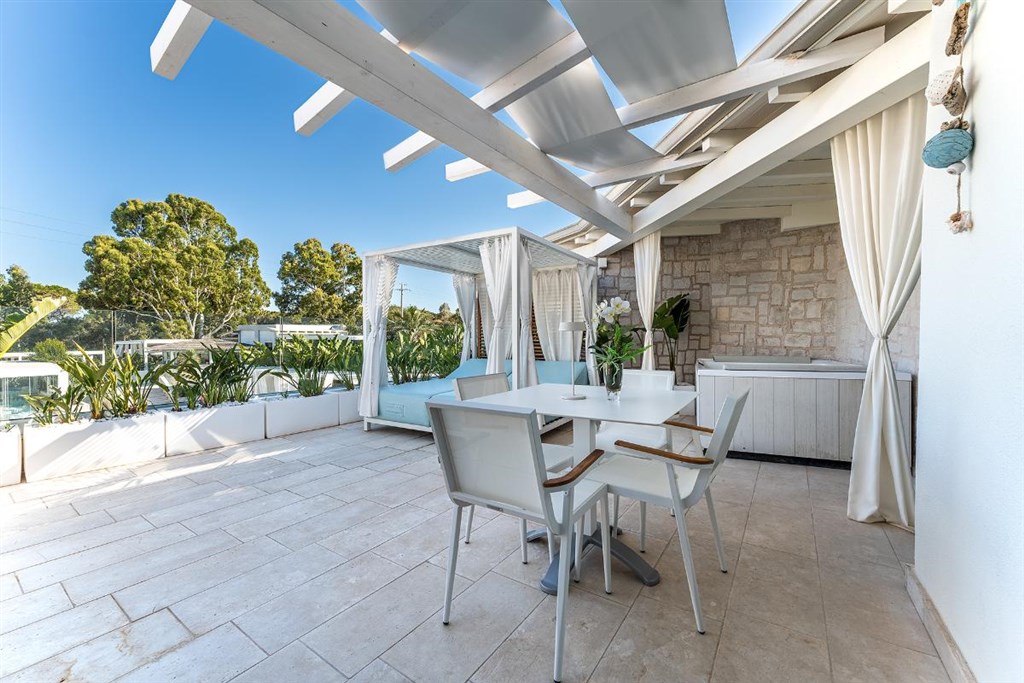 Venkovní prostory pokoje Prestige, Santa Margherita di Pula, Sardinie