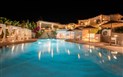 Oasi Blu Sardinia - Noční hotelový bazén, Santa Margherita di Pula, Sardinie