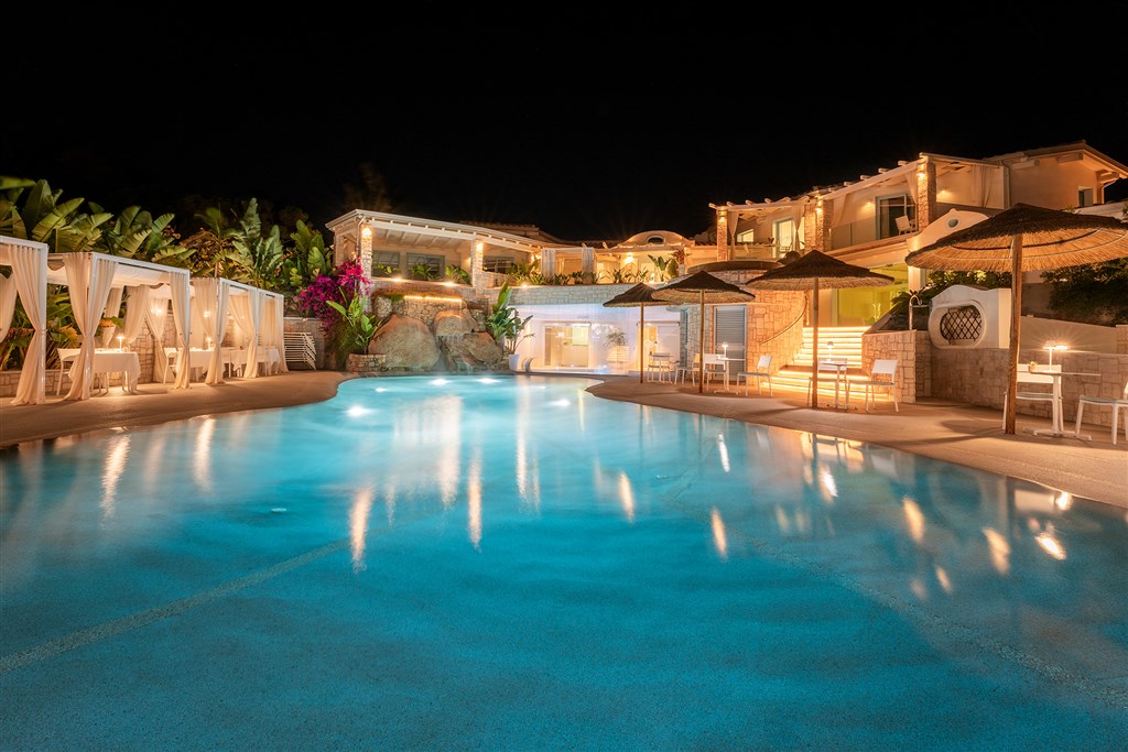 Noční hotelový bazén, Santa Margherita di Pula, Sardinie