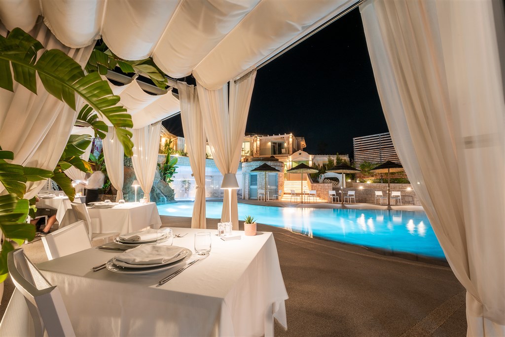 Restaurace u bazénu, Santa Margherita di Pula, Sardinie