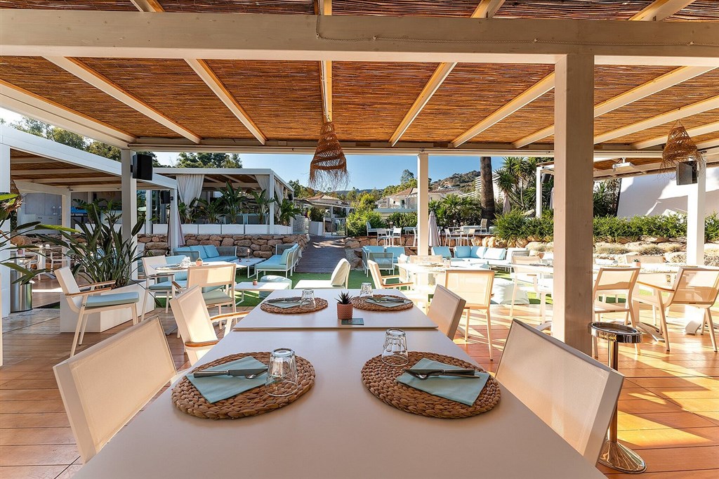 Restaurace u bazénu, Santa Margherita di Pula, Sardinie