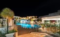 Oasi Blu Sardinia - Noční hotelový bazén, Santa Margherita di Pula, Sardinie