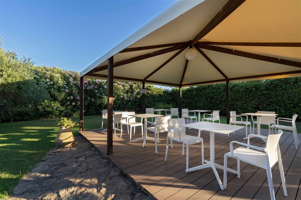 Venkovní prostory pro snídaně, Villasimius, Sardinie