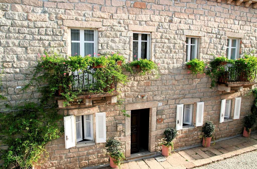 Pohled na residenci, Aggius, Sardinie