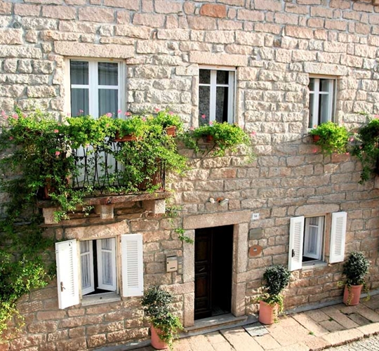 Pohled na residenci, Aggius, Sardinie