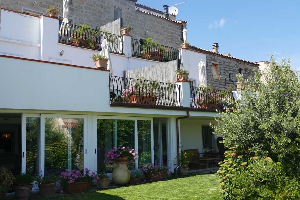 Pohled na residenci, Aggius, Sardinie