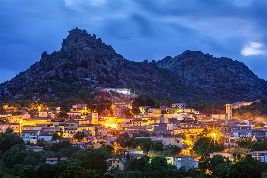 Večerní pohled na městečko Aggius, Aggius, Sardinie