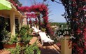 Domus de Janas - Terasy u pokojů, Bari Sardo, Sardinie